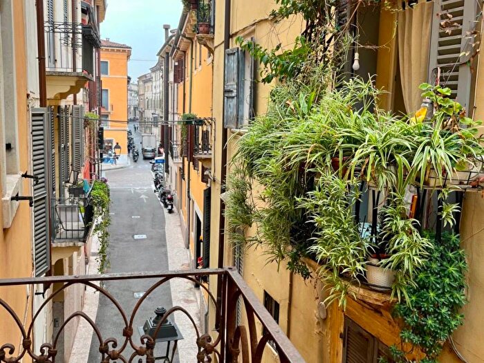 Appartamento trilocale in affitto in Vicolo Leoni, Centro Storico, Verona