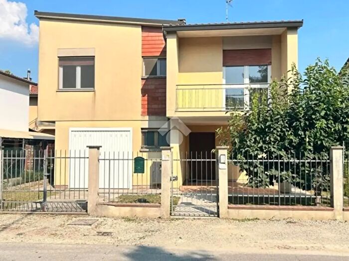 Casa con 6 locali in vendita in Via Giacomo Puccini, Conselice