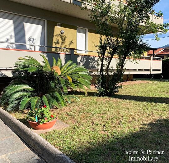 Appartamento con 6 locali in vendita in Via Magliano, Massa