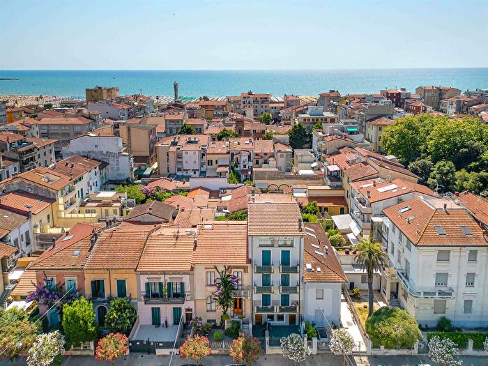 Casa con 10 locali in vendita in Viareggio