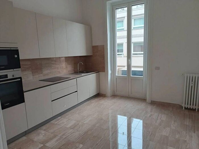 Appartamento con 5 locali in affitto in Piazza Santa Maria Beltrade, Duomo, Milano