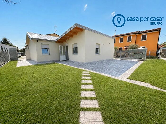 Casa bilocale in vendita in Adria Località Cengiaretto, Adria