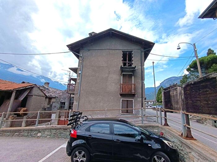 Casa con 12 locali in vendita in Ecrevin, Saint Vincent