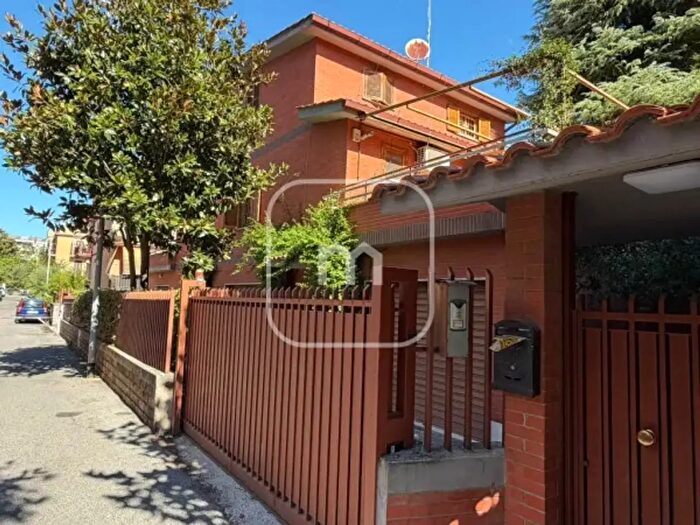 Casa trilocale in vendita in Via Vibio Mariano, Roma