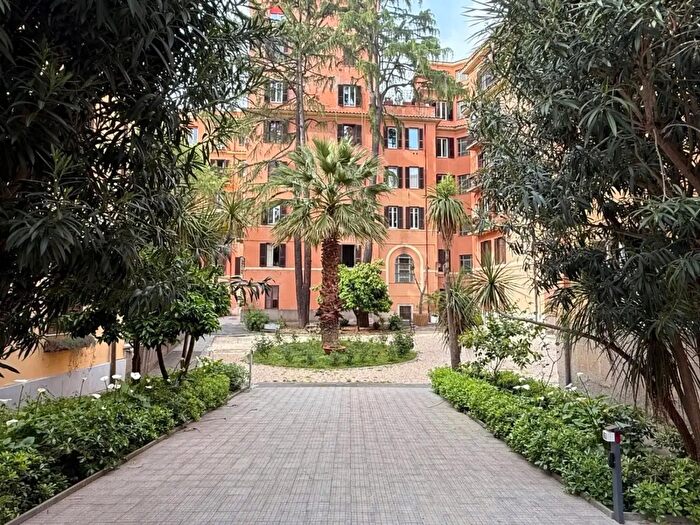 Appartamento trilocale in vendita in Via Oreste Regnoli, Roma