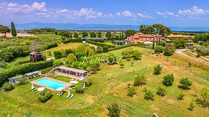 Casa con 15 locali in vendita in Castiglione Del Lago