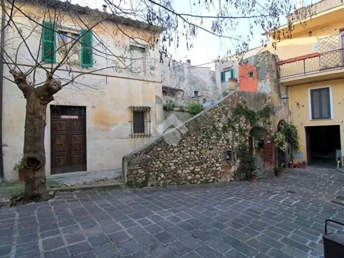 Appartamento bilocale in vendita in Piazza Cacciatori del Tevere, Montopoli Di Sabina