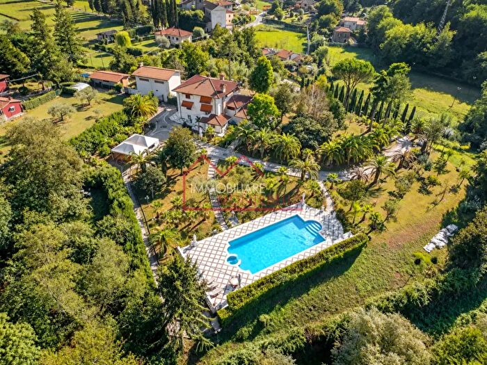 Casa con 10 locali in vendita in delle Grotte, Camaiore