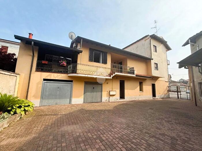 Casa quadrilocale in vendita in Piazza Madonna, Cerano