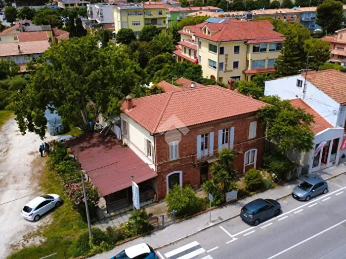 Appartamento con 6 locali in vendita in Via Cristoforo Colombo, Civitanova Marche