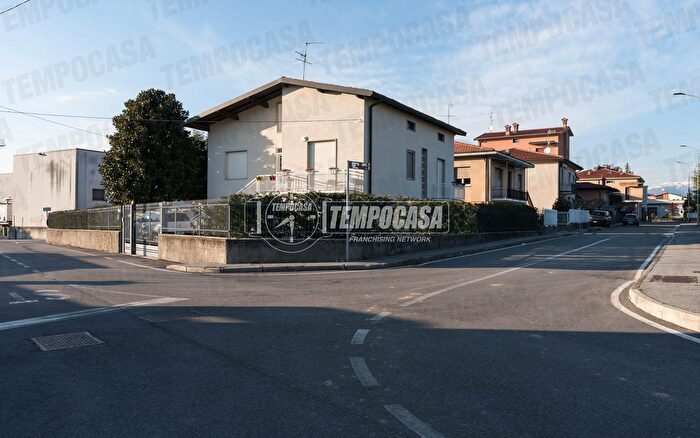 Casa quadrilocale in vendita in Via Lambro, Arosio