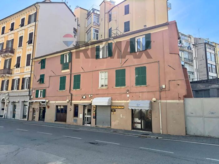 Appartamento trilocale in vendita in Via Luigi Corsi, Savona