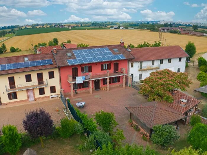 Casa con 8 locali in vendita in Pralormo