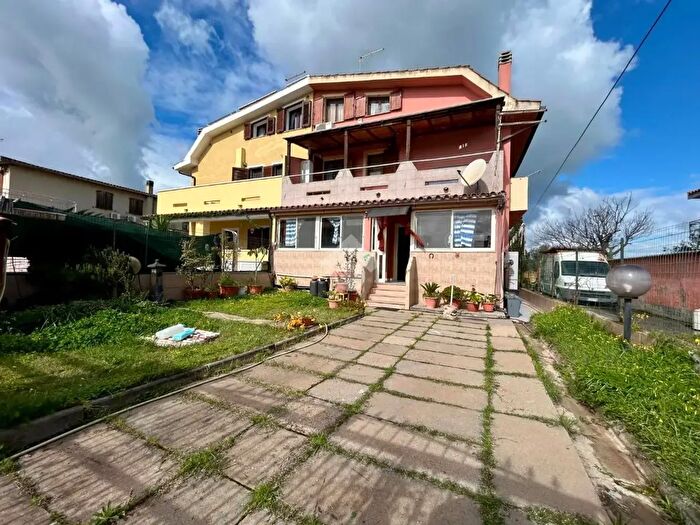 Casa con 5 locali in vendita in La Vigna Prima Strada, Capoterra