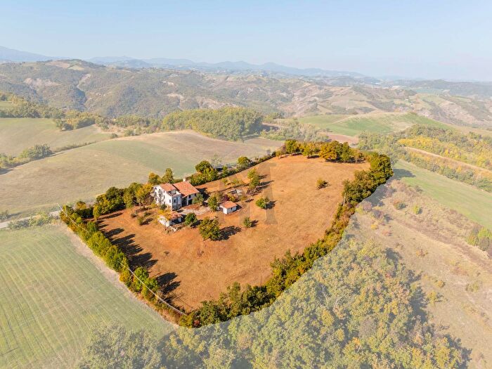 Casa con 13 locali in vendita in Canossa