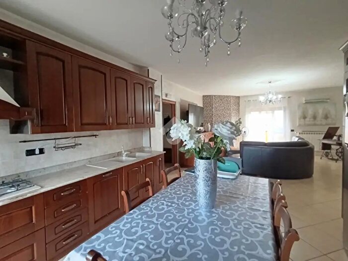 Appartamento con 5 locali in vendita in Via Cassia, Cropani