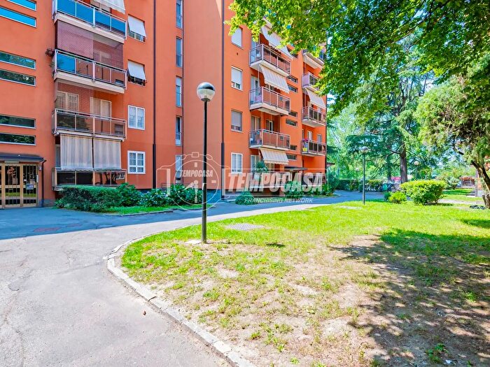 Appartamento trilocale in vendita in Via Oreste Salomone, Milano