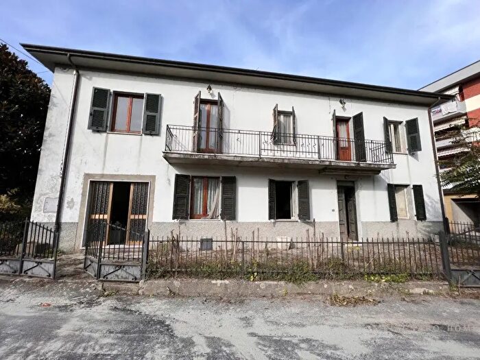 Casa con 7 locali in vendita in Filattiera