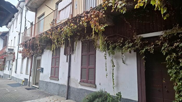 Appartamento trilocale in vendita in Via Garibaldi, Barzano