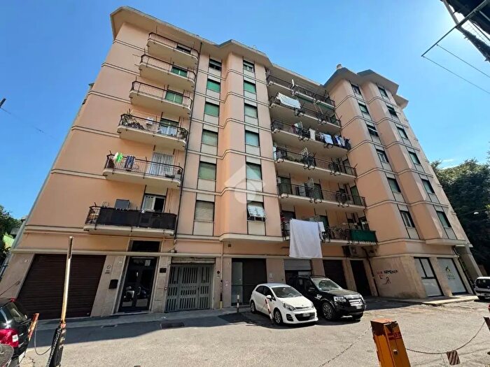 Appartamento quadrilocale in vendita in Via Bolzaneto, Genova