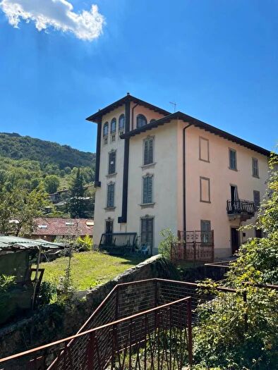 Casa con 6 locali in vendita in Via ChiesaGaverina Terme, Gaverina Terme