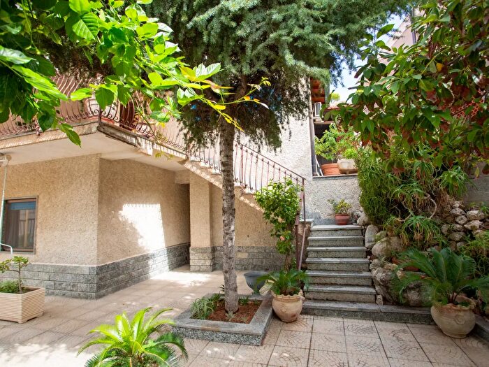 Casa con 9 locali in vendita in Viale Aldo Moro, Bova Marina