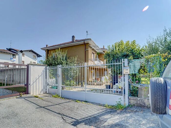 Casa con 6 locali in vendita in Via Martiri della Libertà, Fagnano Olona