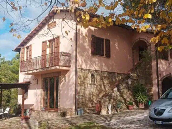 Casa con 6 locali in vendita in Via Fonte Vena, Assisi