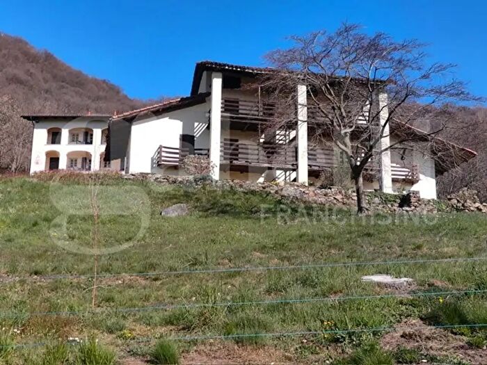 Casa con 6 locali in vendita in Regione Momproso, Pralungo