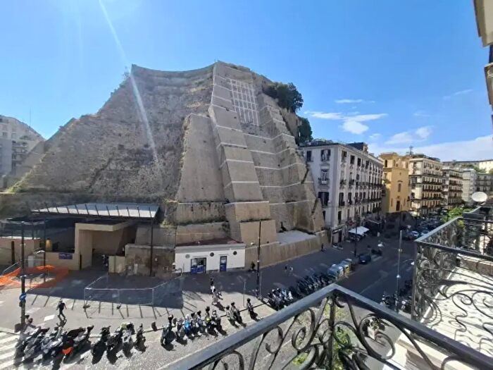 Appartamento con 5 locali in affitto in Via Santa Lucia, Napoli