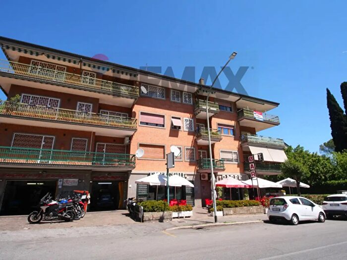 Appartamento trilocale in vendita in Via Pasquale Baffi, Roma