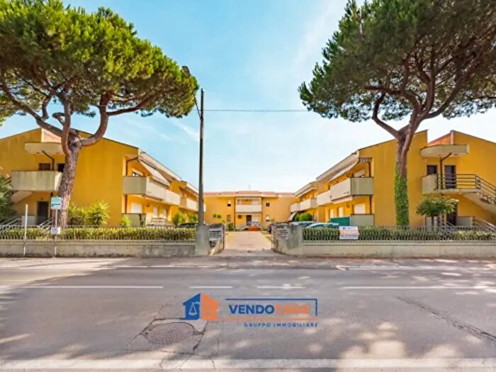 Appartamento trilocale in vendita in Via delle Pinete, Massa