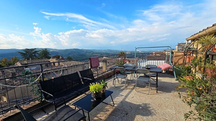 Appartamento con 10 locali in vendita in Via del Forno, Todi