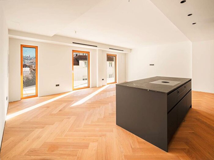 Appartamento trilocale in affitto in Via Cassa di Risparmio, Centro, Merano