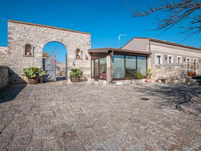 Casa con 15 locali in vendita in Ragusa