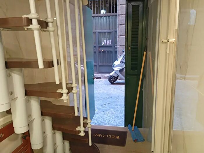 Appartamento monolocale in affitto in Vico Foglie a Santa Chiara, Napoli
