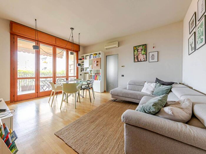 Appartamento trilocale in affitto in Via Luigi Alamanni, Vigentino Fatima, Milano