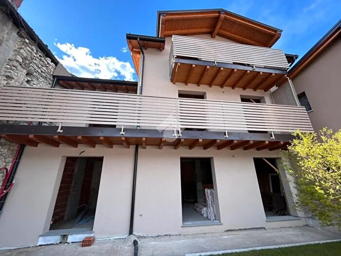 Appartamento trilocale in vendita in Via IV Novembre, Casazza