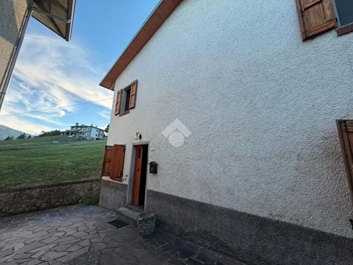 Casa trilocale in vendita in Via La Rocca, Villa Minozzo