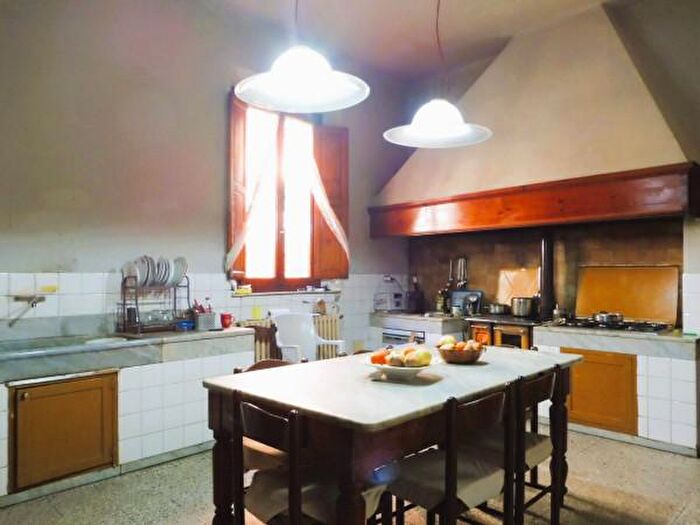 Casa con 6 locali in vendita in Piazza Vittorio Veneto, Capraia E Limite