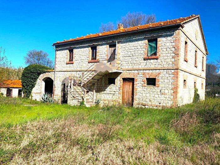 Casa con 8 locali in vendita in Castelfidardo