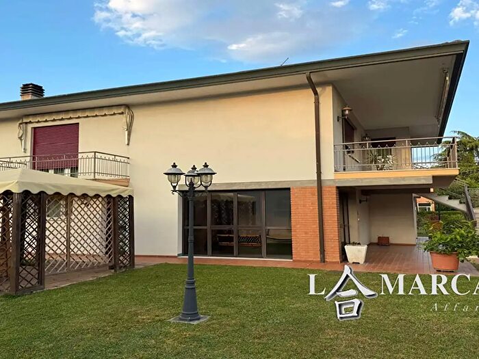 Casa con 8 locali in vendita in Casier