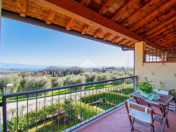 Appartamento bilocale in vendita in Via Borgo Alto, Puegnago Sul Garda