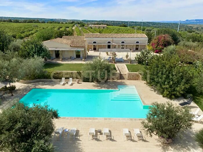 Casa con 20 locali in vendita in Noto