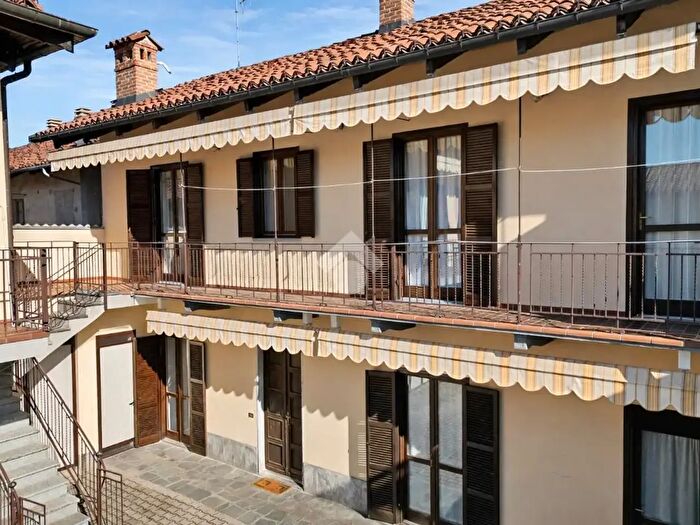 Casa con 6 locali in vendita in Via Cherasco, Bra