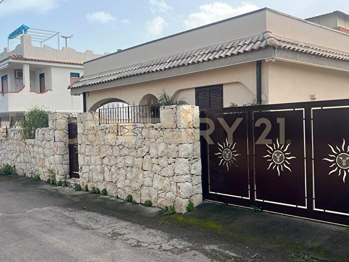 Casa con 6 locali in affitto in Baia Portobello, Gioeni, Catania