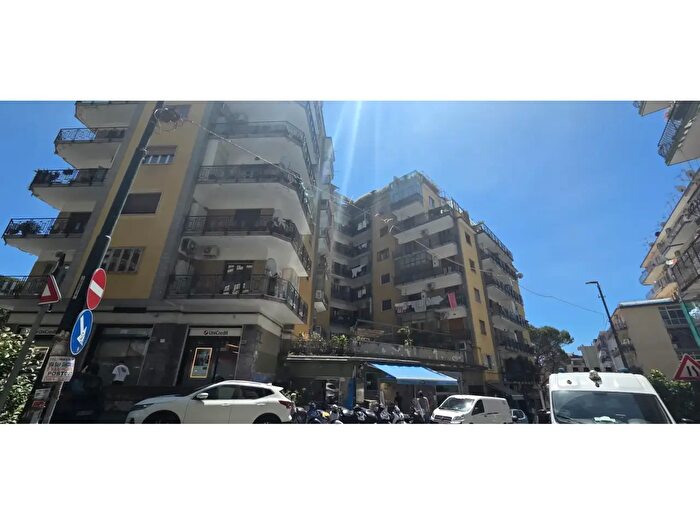 Appartamento trilocale in vendita in Via San Giacomo dei Capri, Napoli