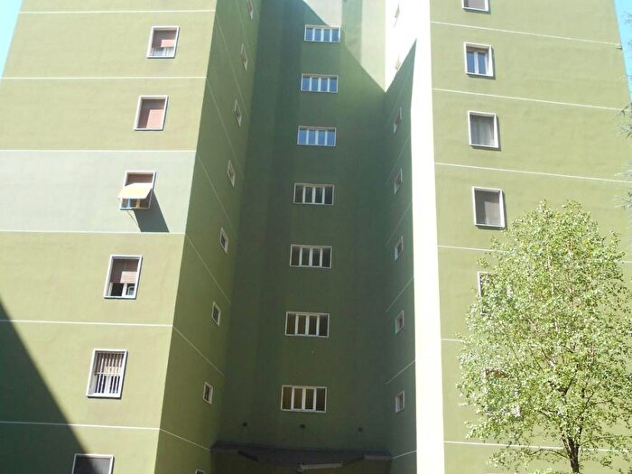 Appartamento trilocale in affitto in Viale San Gimignano, Lorenteggio, Milano