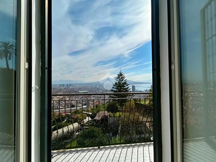 Appartamento con 5 locali in vendita in Ad Morghen, Napoli