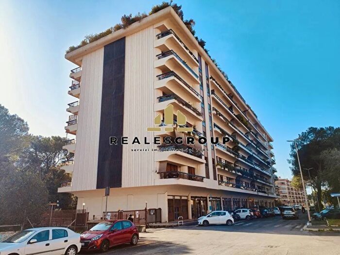 Appartamento con 5 locali in vendita in Via Andrea Solario Roma, Roma